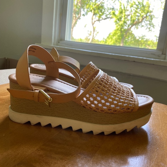 Universal Thread Tan Platform Sandals - Picture 2 of 6